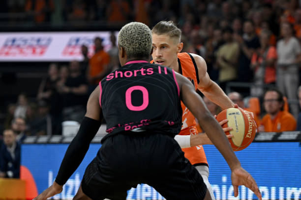 一位自替补 一位自替补